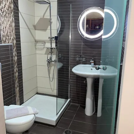 Family House Emerald شقة يميناريا