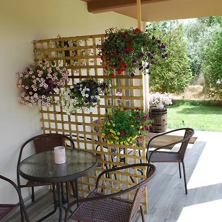 Family House Emerald * يميناريا